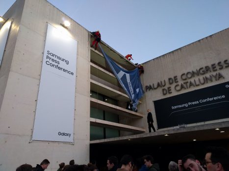 Greenpeace Üyeleri Samsung'un MWC Sunumu Protesto Etti