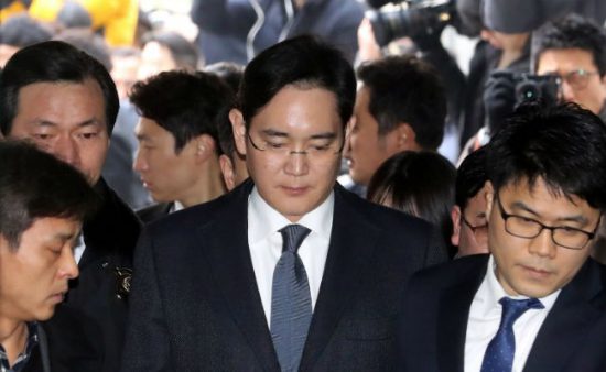 Samsung'un Üst Düzey Yöneticisi Rüşvet Vermekten Tutuklandı