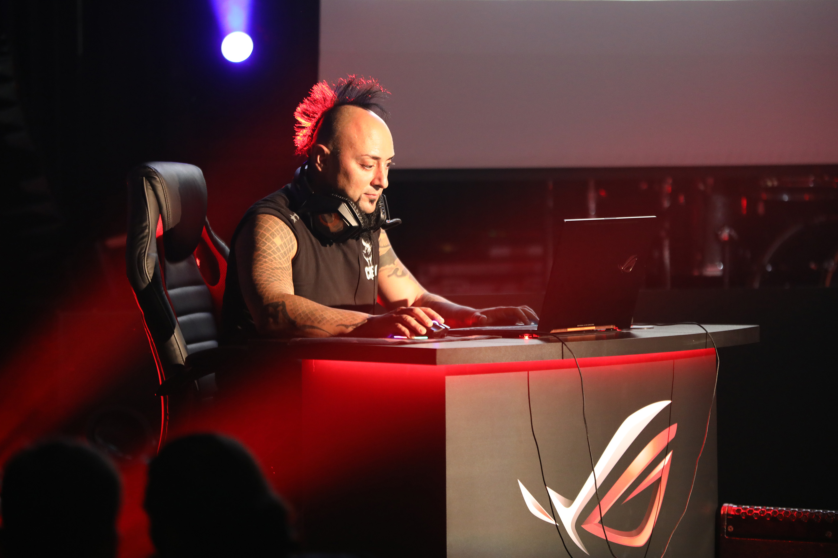 ASUS ROG, Zephyrus’u Grubby ve Heaton ile Tanıttı!