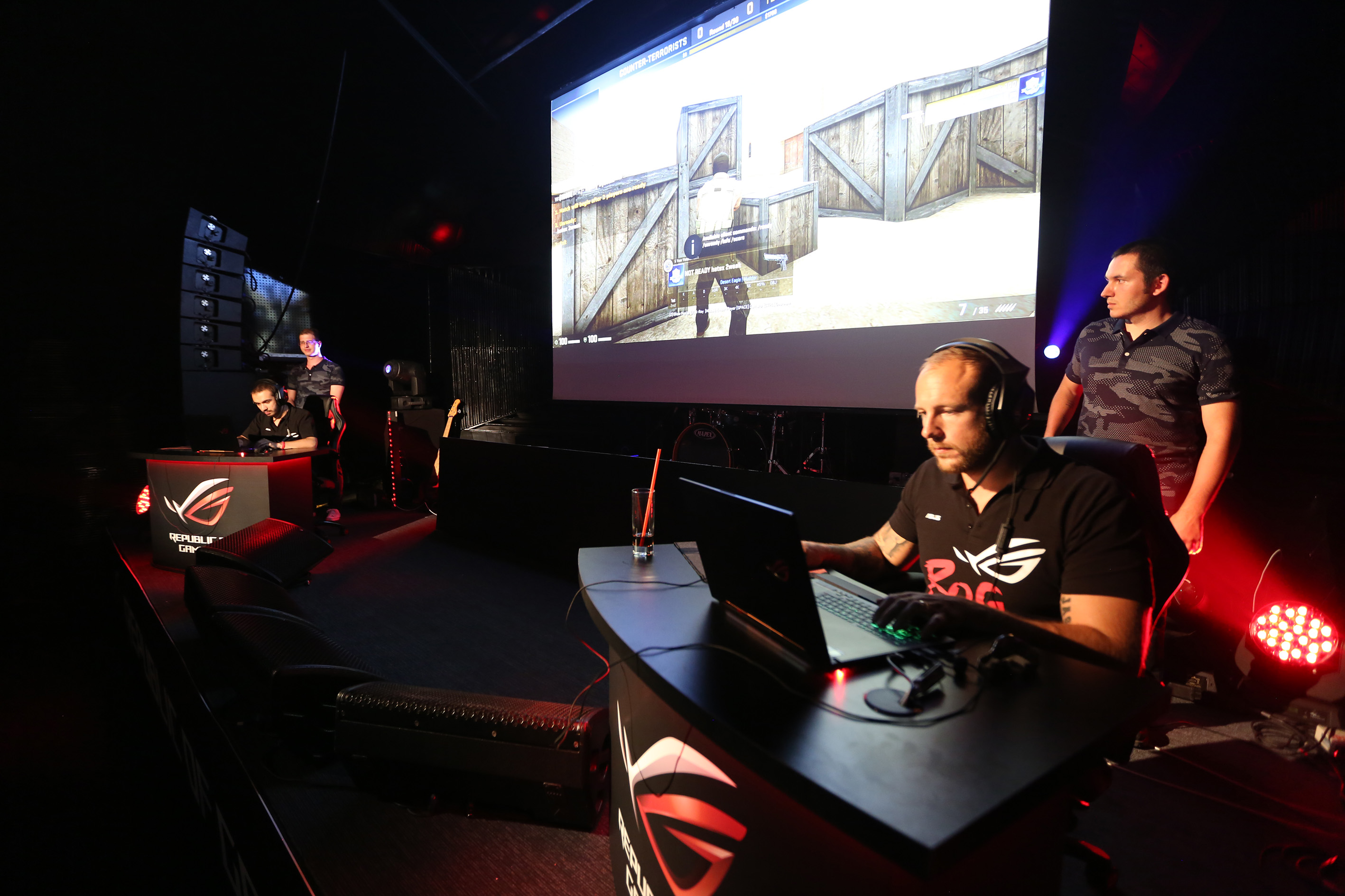 ASUS ROG, Zephyrus’u Grubby ve Heaton ile Tanıttı!