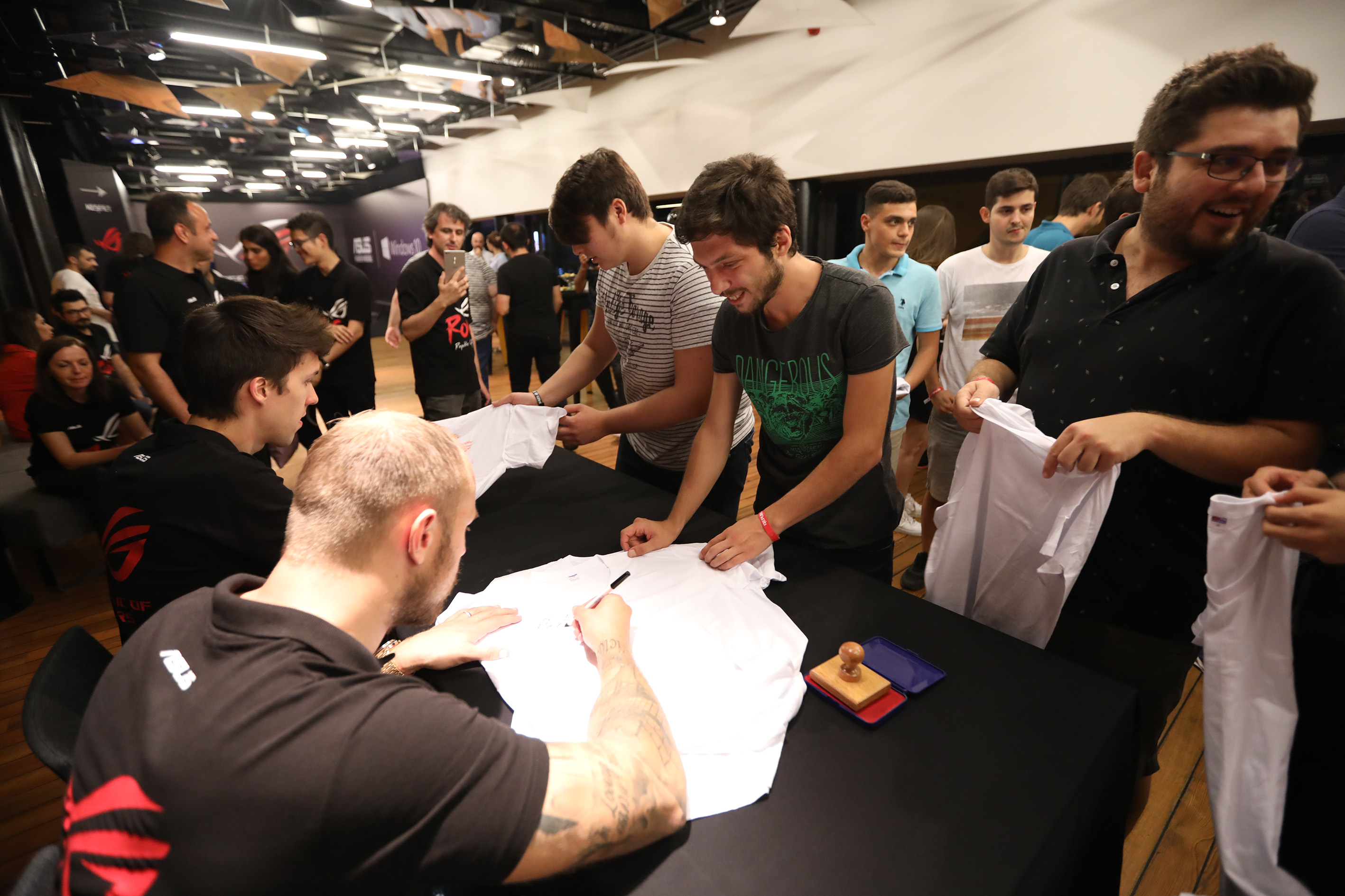 ASUS ROG, Zephyrus’u Grubby ve Heaton ile Tanıttı!