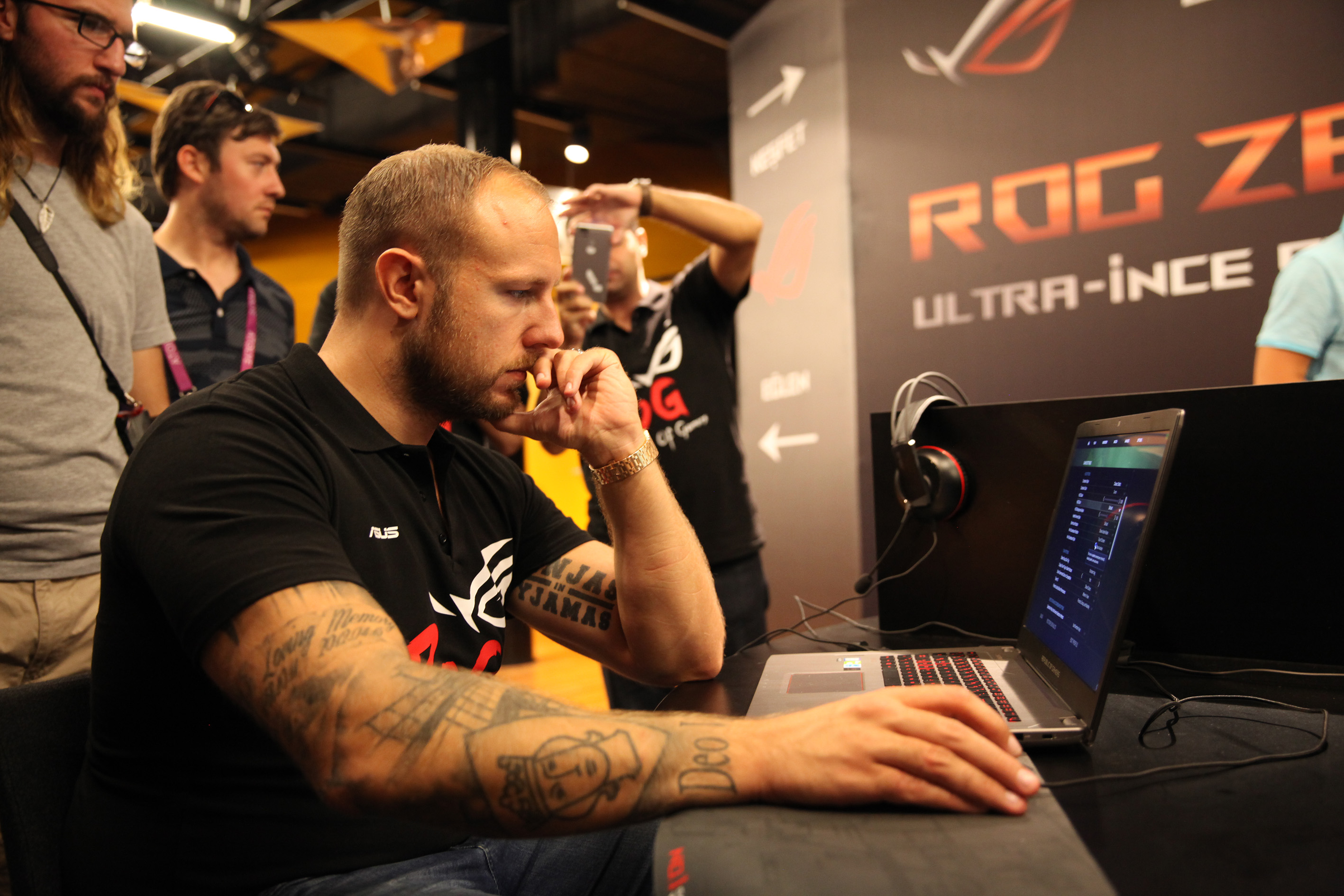 ASUS ROG, Zephyrus’u Grubby ve Heaton ile Tanıttı!