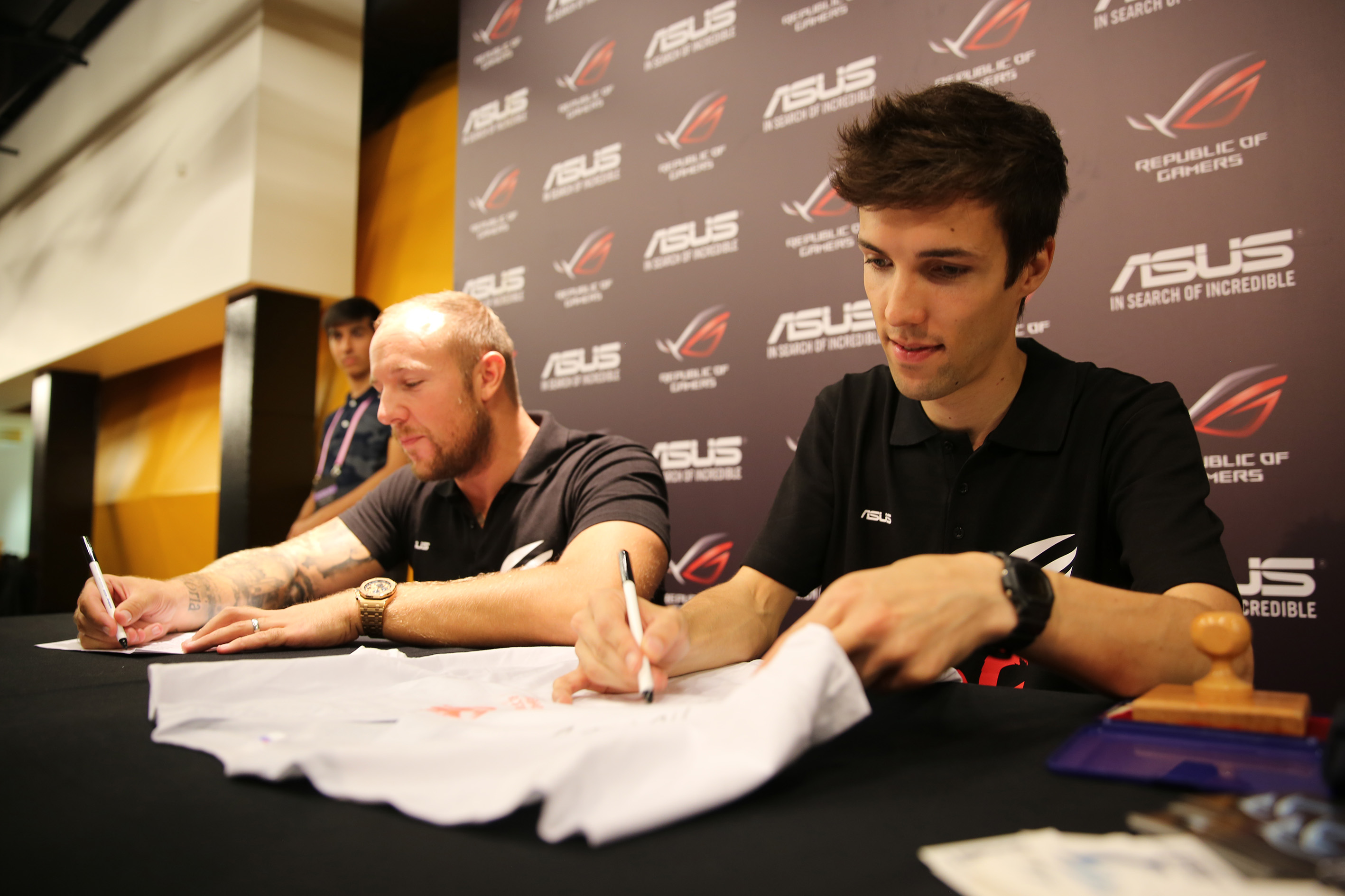 ASUS ROG, Zephyrus’u Grubby ve Heaton ile Tanıttı!