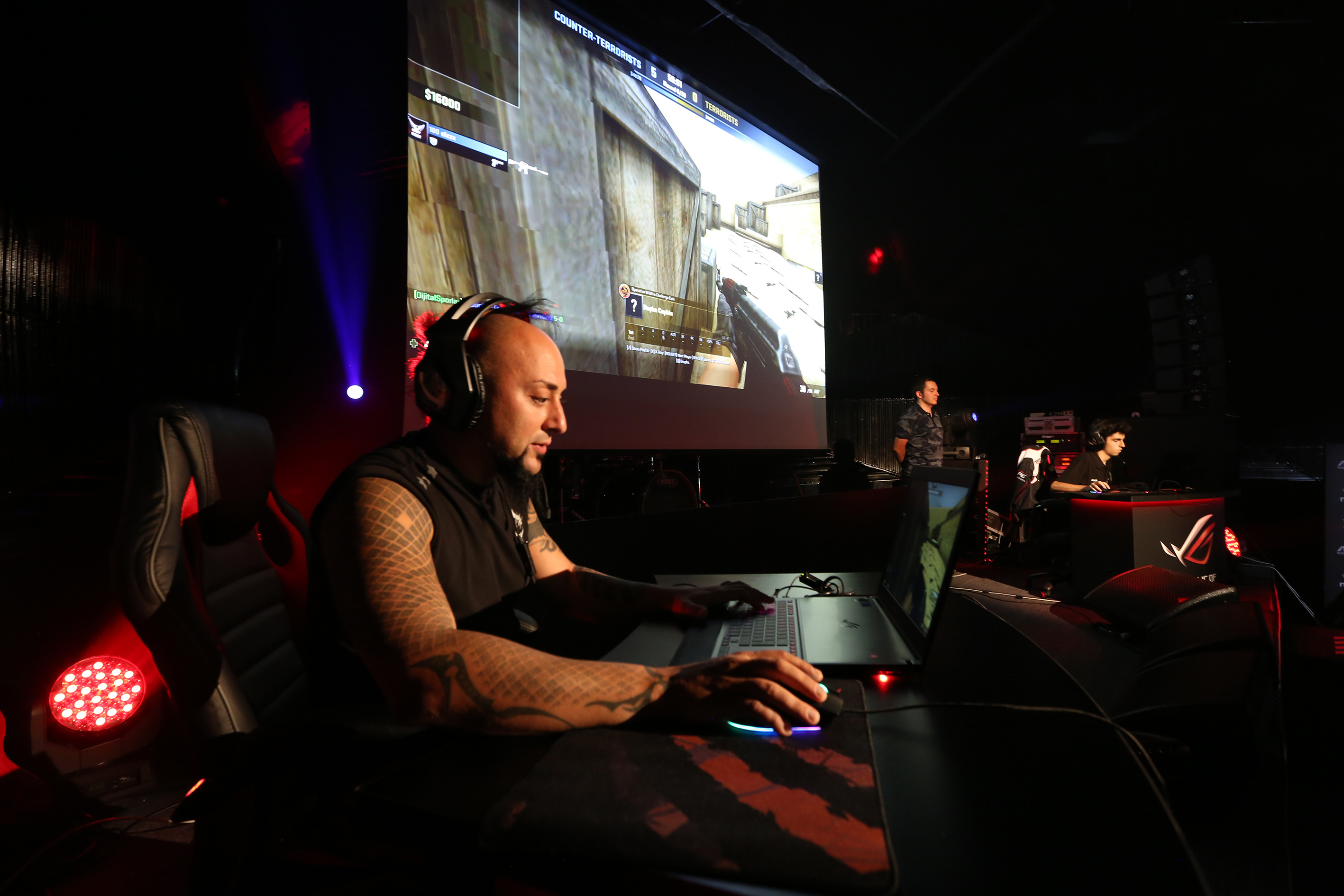 ASUS ROG, Zephyrus’u Grubby ve Heaton ile Tanıttı!