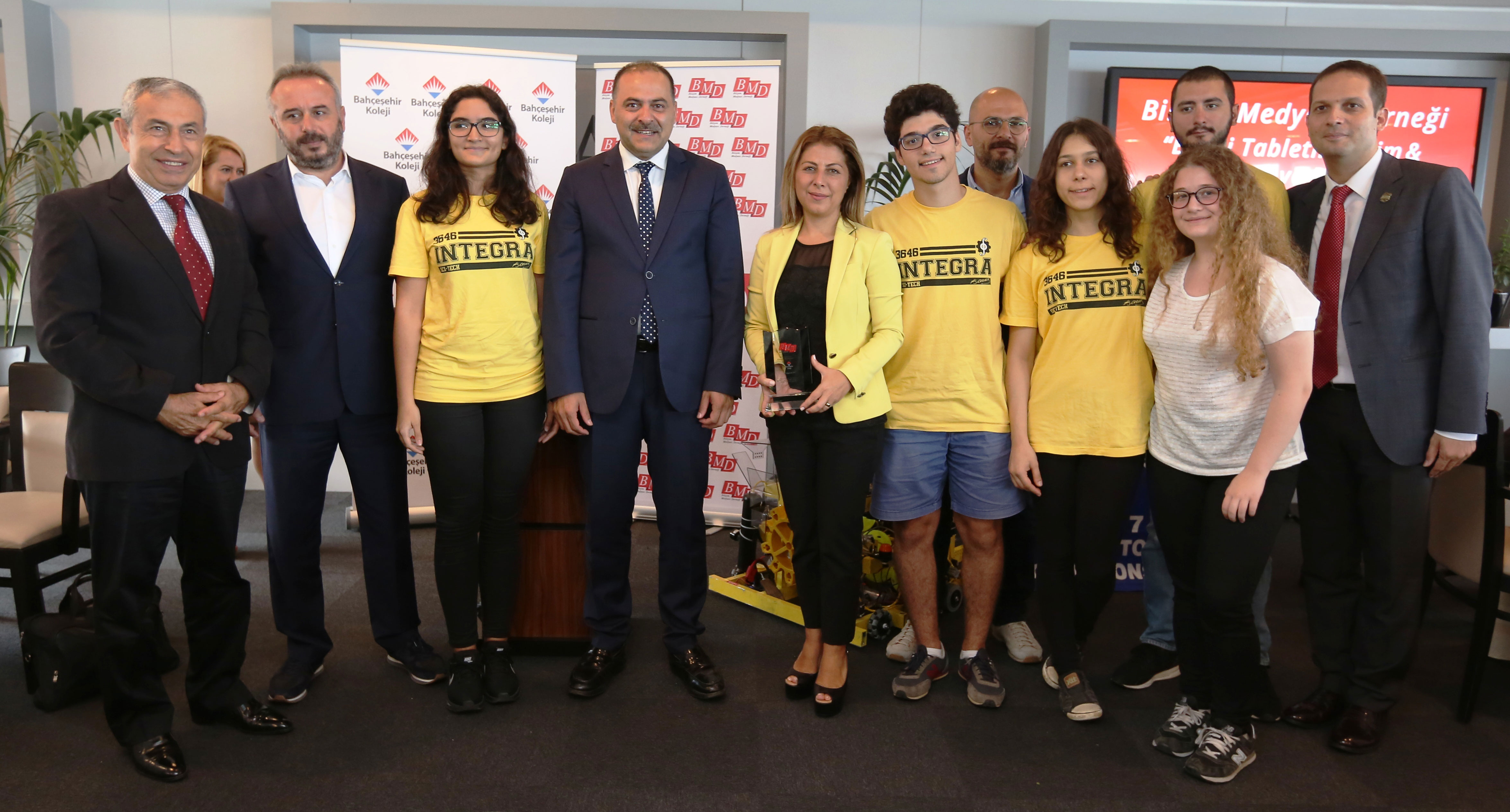 Bilişim Medyası Derneğinden Bahçeşehir Kolejine Ödül