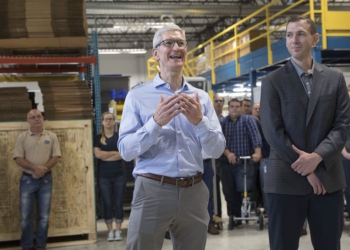 Tim Cook'un Cebinde Taşıdığı Telefon iPhone 8 Olabilir