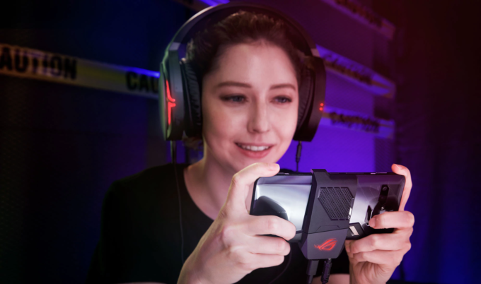 Asus ROG Phone geldi! Oyun canavarı telefon!