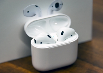 AirPods yutan adam
