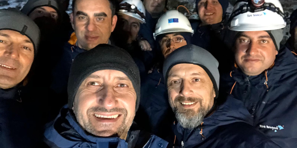 Türk Telekom CEO'su Ümit Önal, yeni yıla fiber altyapı ekibiyle girdi! Türk Telekom