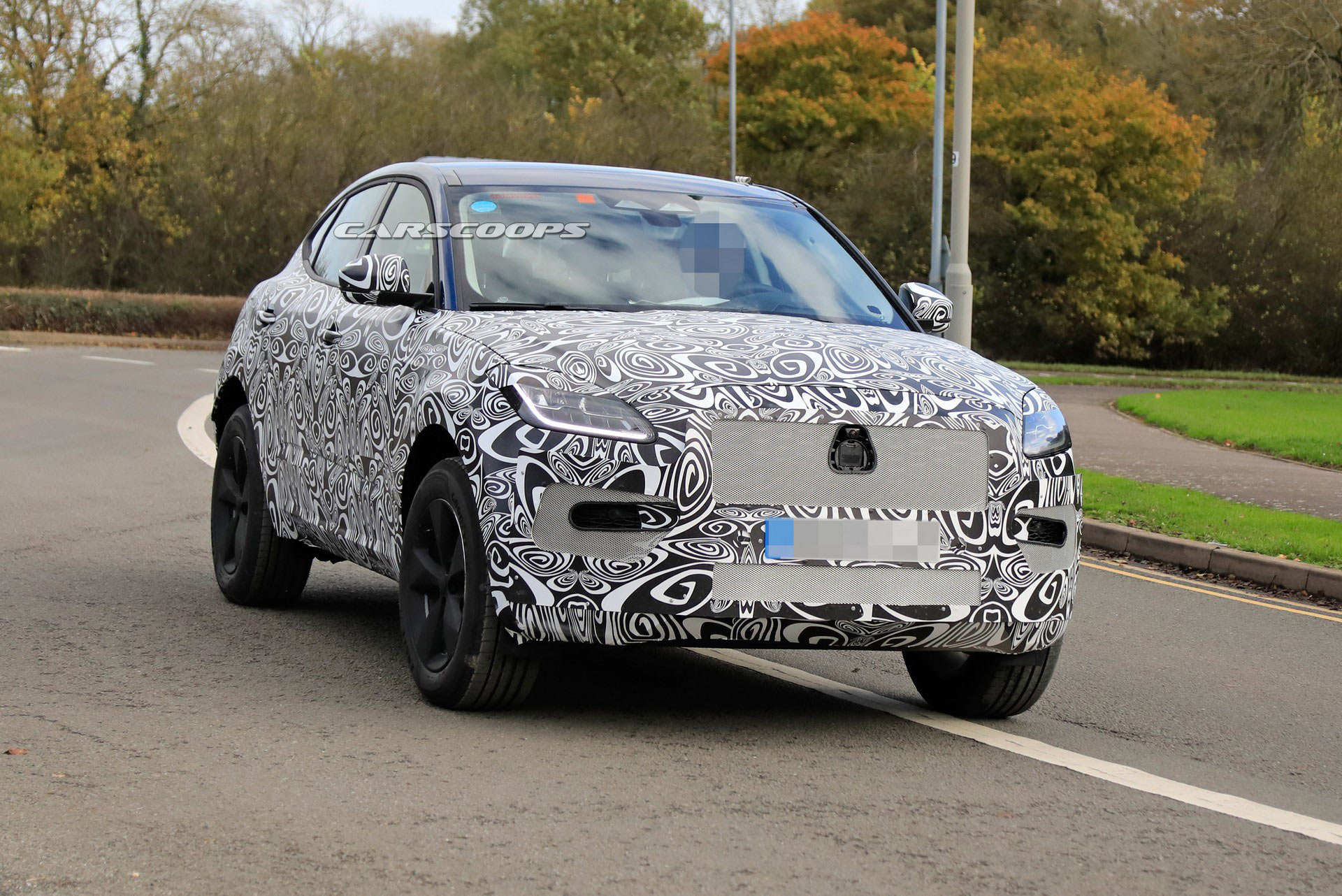 Jaguar E-Pace, 2021 için ufak bir makyaj operasyonu geçiriyor