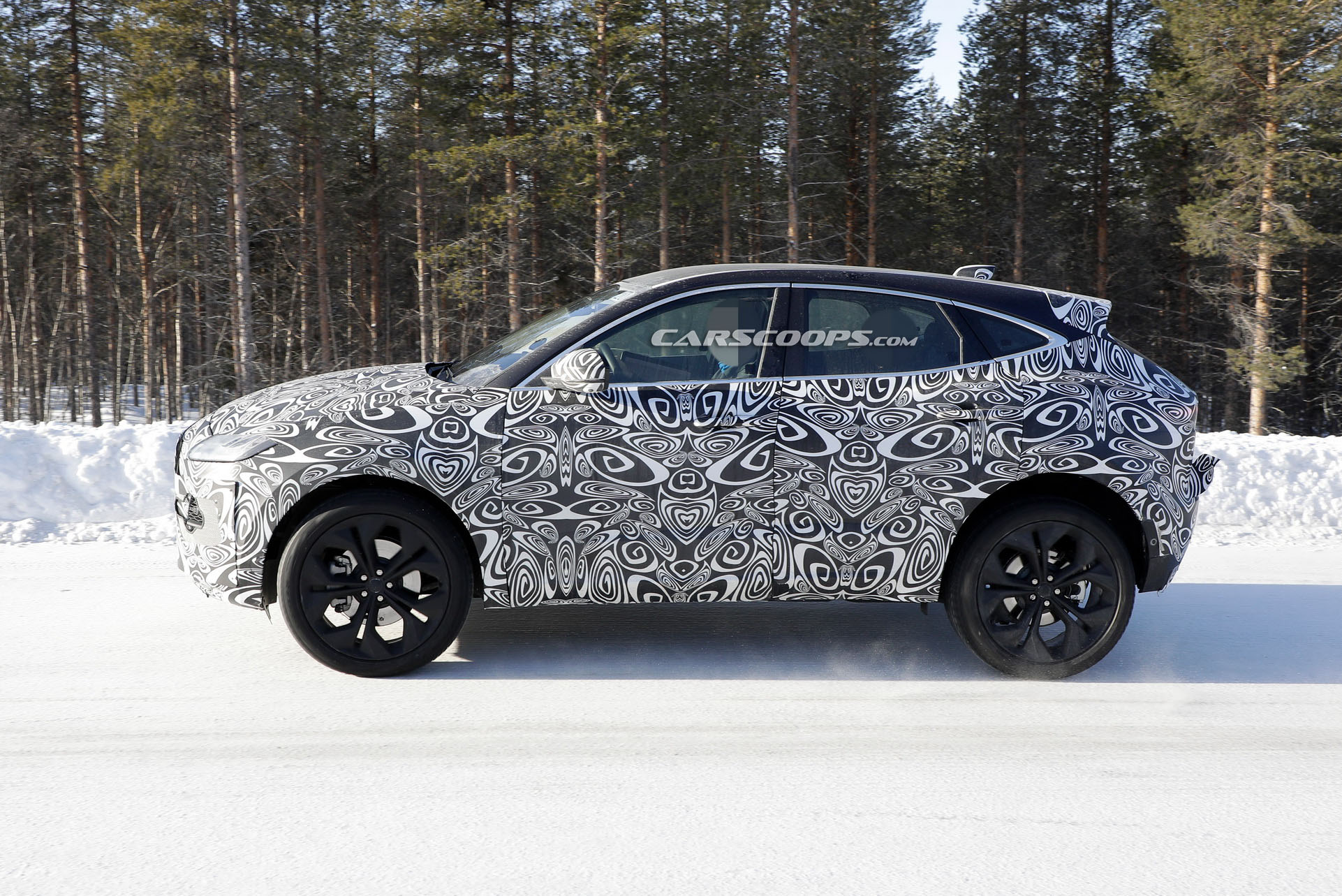 Jaguar E-Pace, 2021 için ufak bir makyaj operasyonu geçiriyor