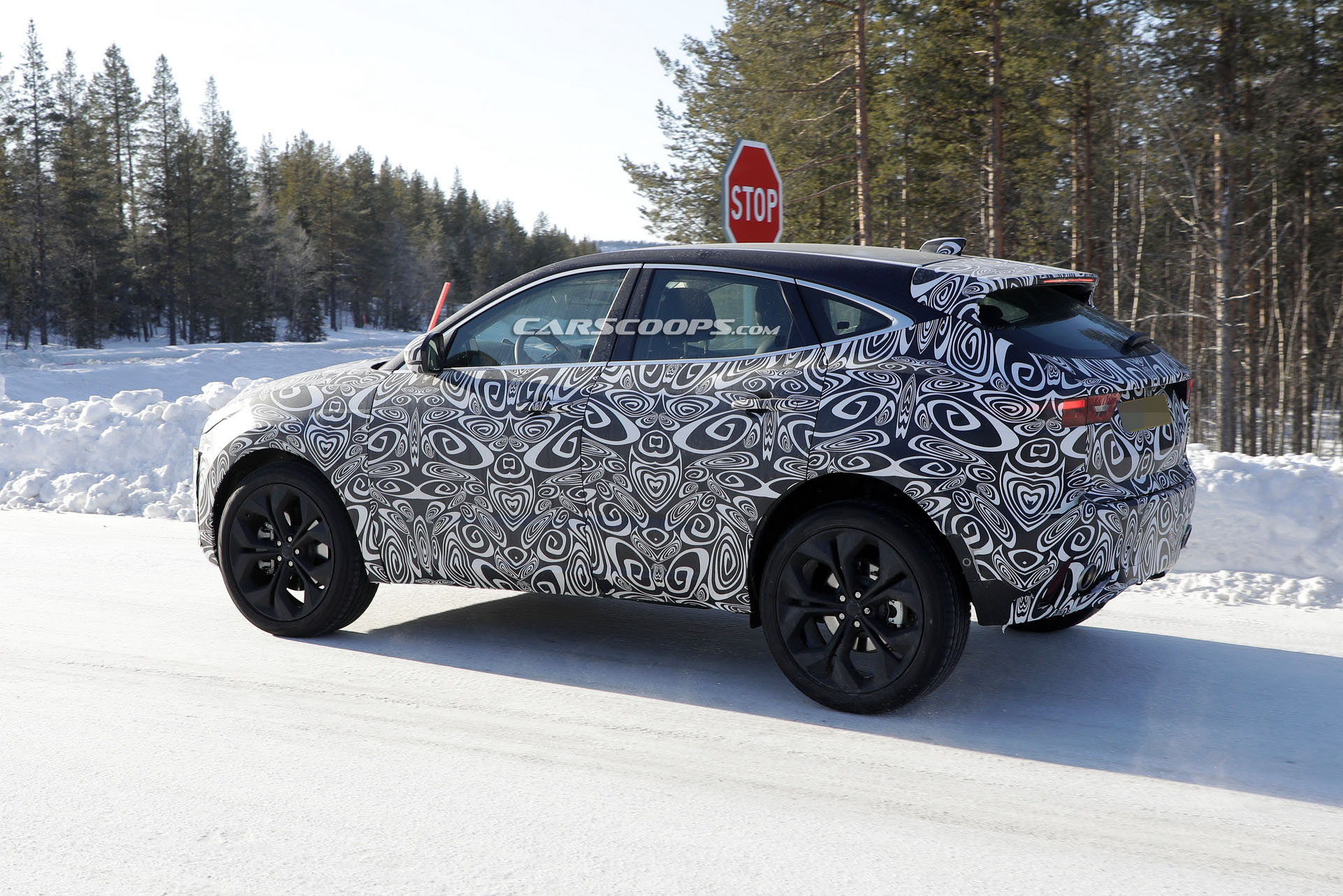 Jaguar E-Pace, 2021 için ufak bir makyaj operasyonu geçiriyor