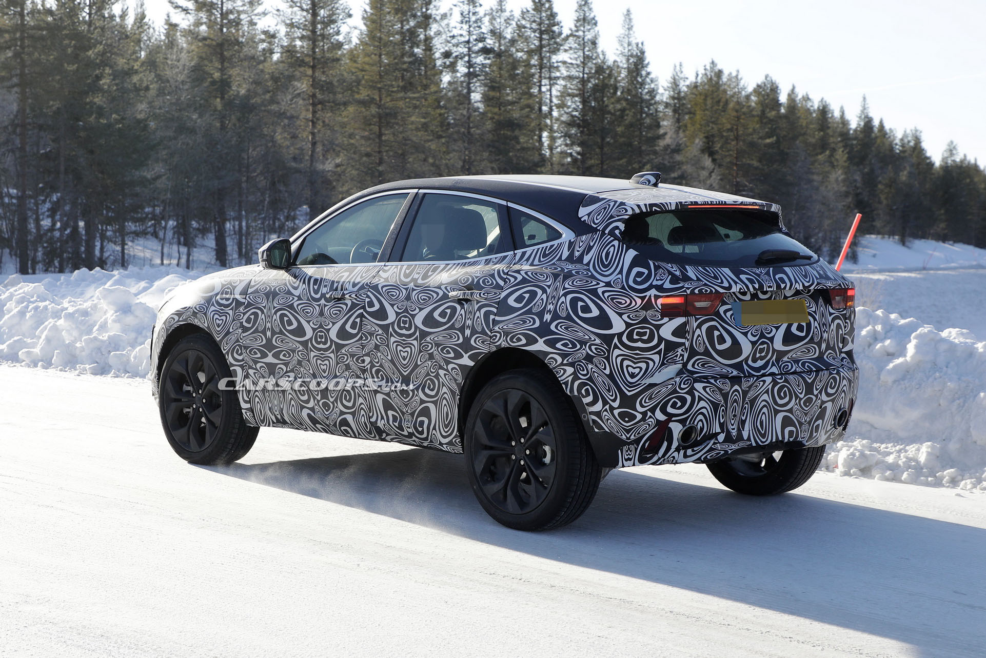 Jaguar E-Pace, 2021 için ufak bir makyaj operasyonu geçiriyor