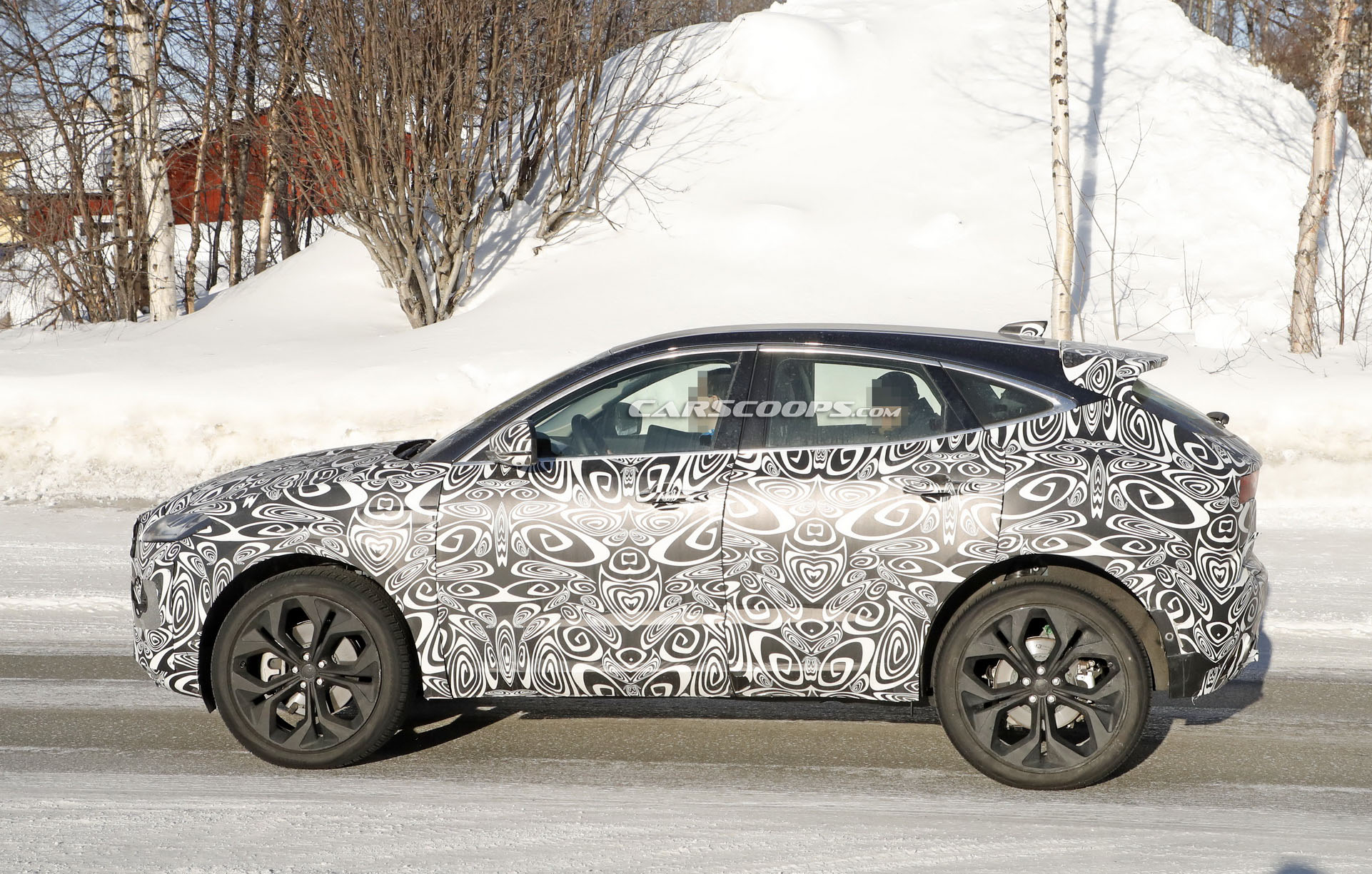 Jaguar E-Pace, 2021 için ufak bir makyaj operasyonu geçiriyor