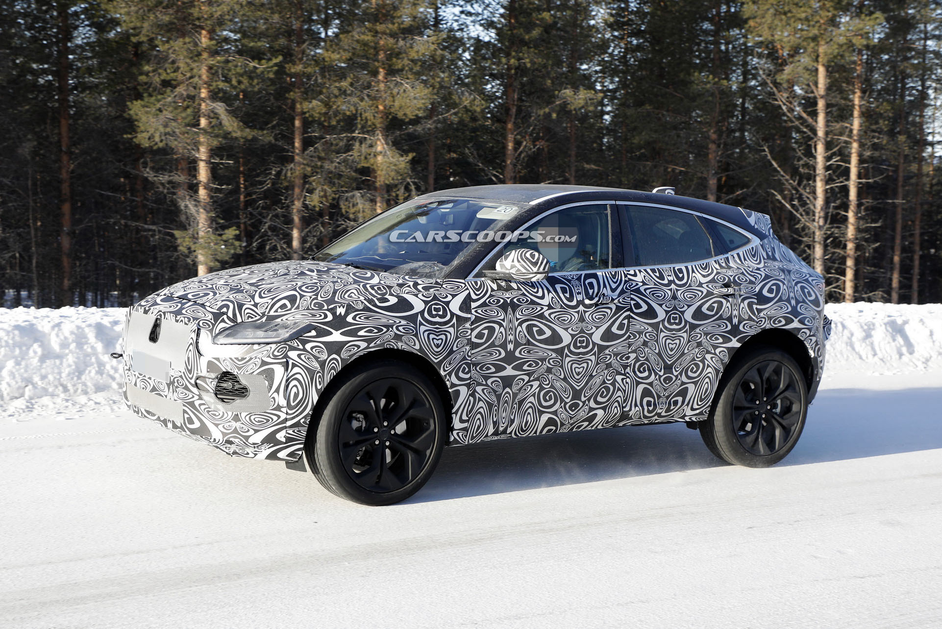Jaguar E-Pace, 2021 için ufak bir makyaj operasyonu geçiriyor