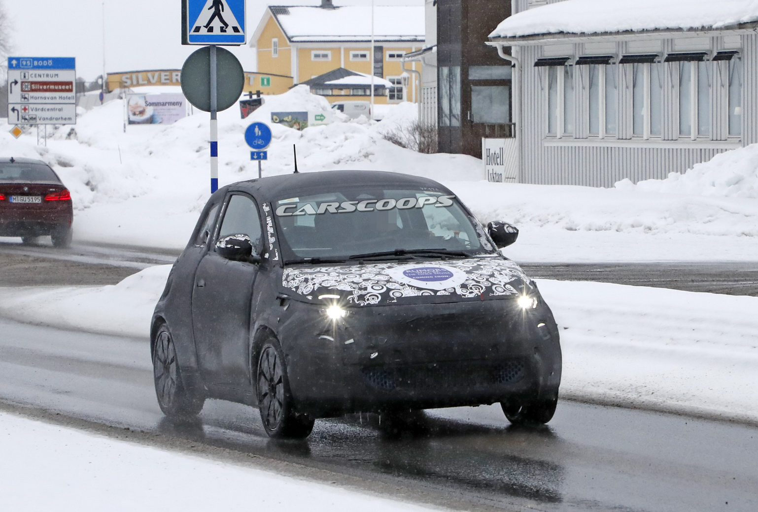 Normal tavanlı 2021 Fiat 500e, kamuflajlı olarak yakalandı!