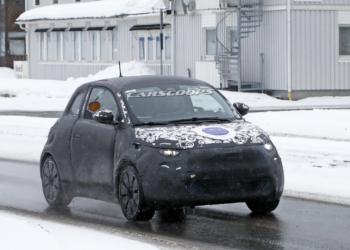 Normal tavanlı 2021 Fiat 500e, kamuflajlı olarak yakalandı!