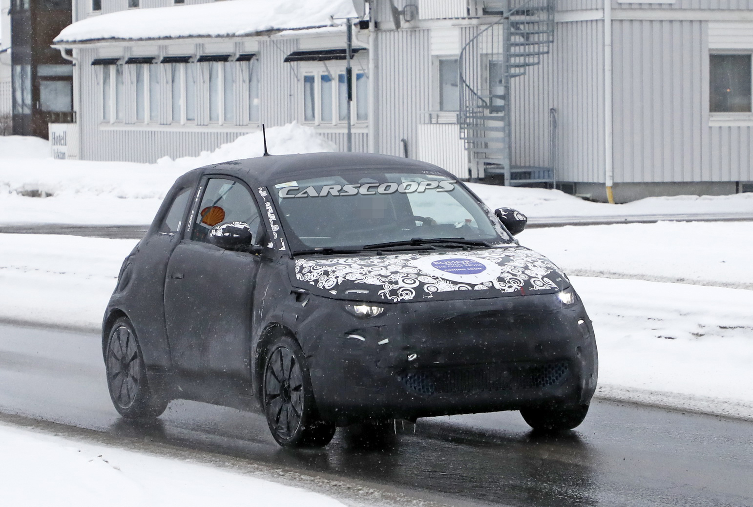 Normal tavanlı 2021 Fiat 500e, kamuflajlı olarak yakalandı!