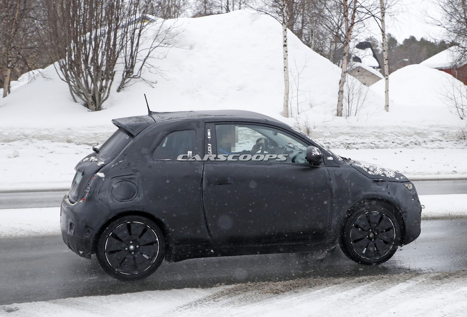 Normal tavanlı 2021 Fiat 500e, kamuflajlı olarak yakalandı!
