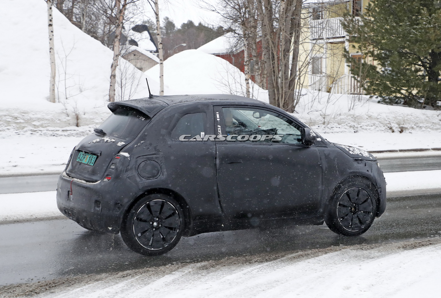 Normal tavanlı 2021 Fiat 500e, kamuflajlı olarak yakalandı!