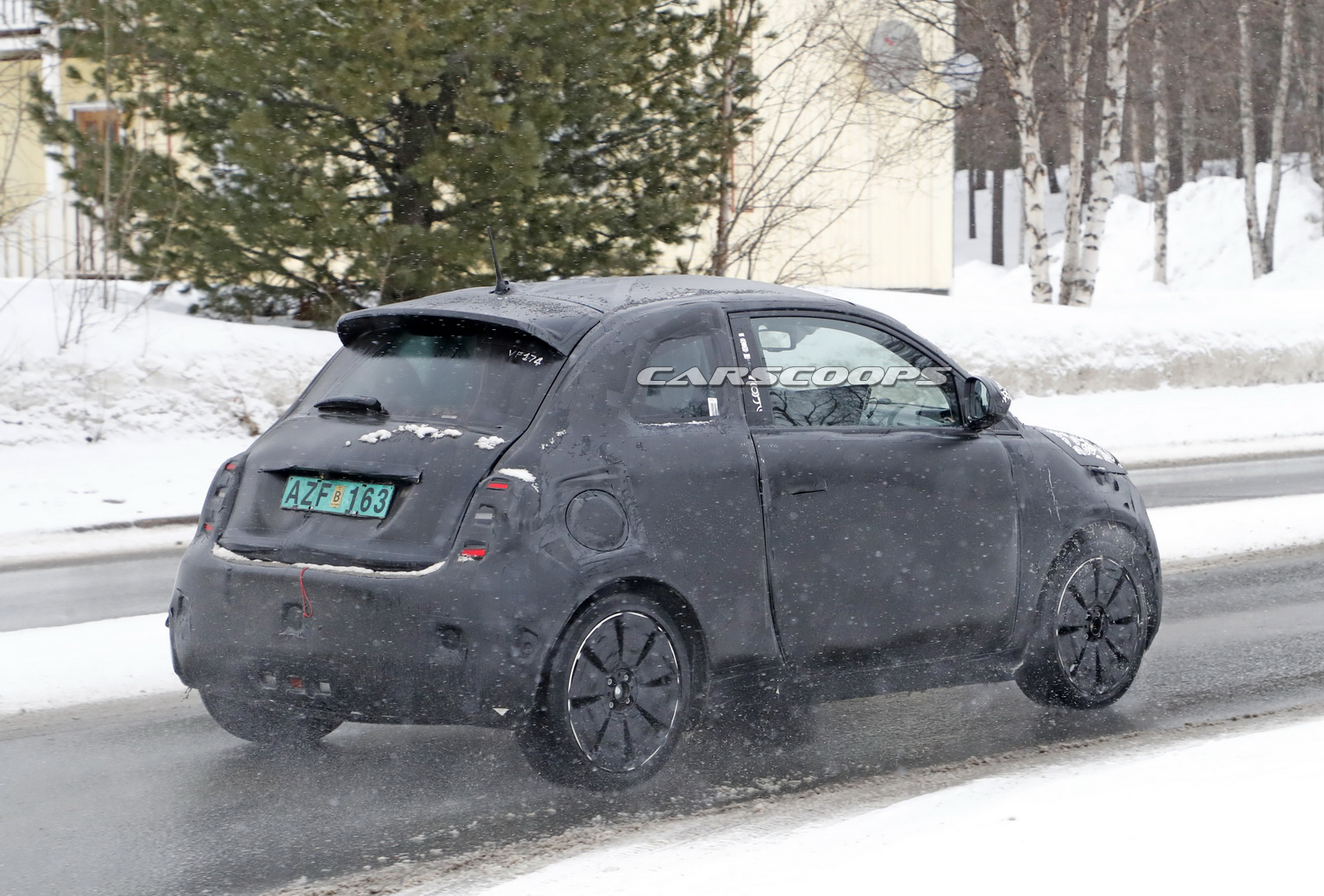 Normal tavanlı 2021 Fiat 500e, kamuflajlı olarak yakalandı!
