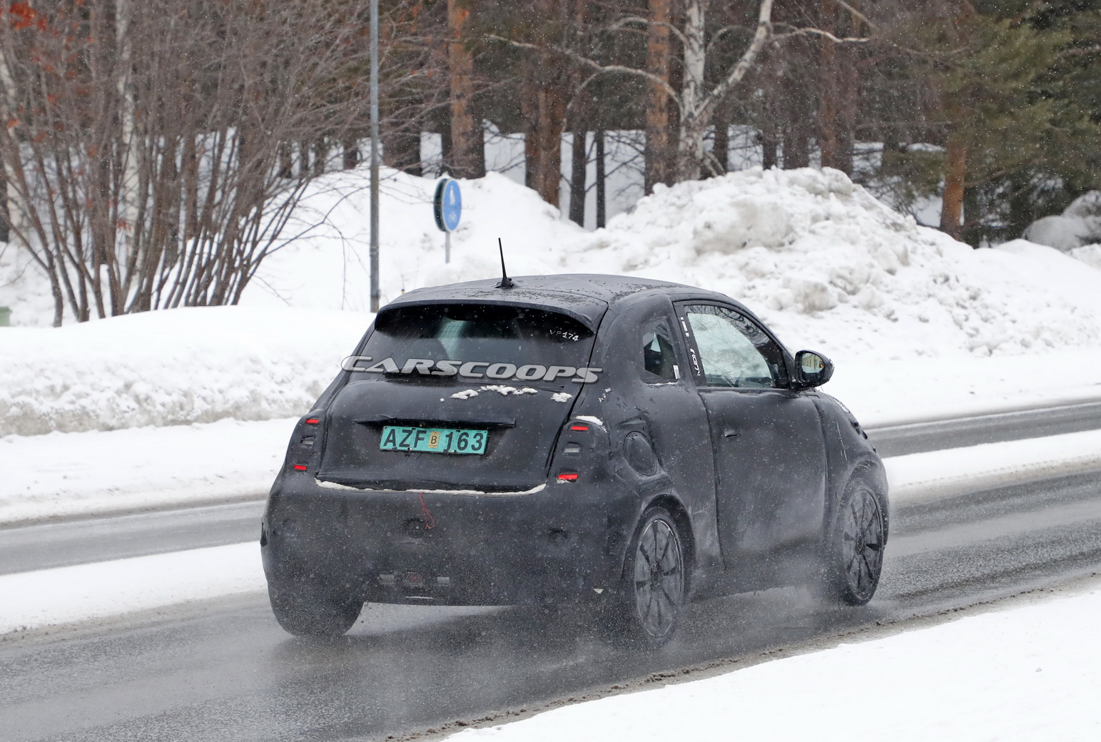 Normal tavanlı 2021 Fiat 500e, kamuflajlı olarak yakalandı!