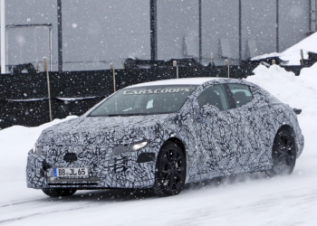 2022 Mercedes-Benz EQE kamuflajlı olarak görüntülendi!