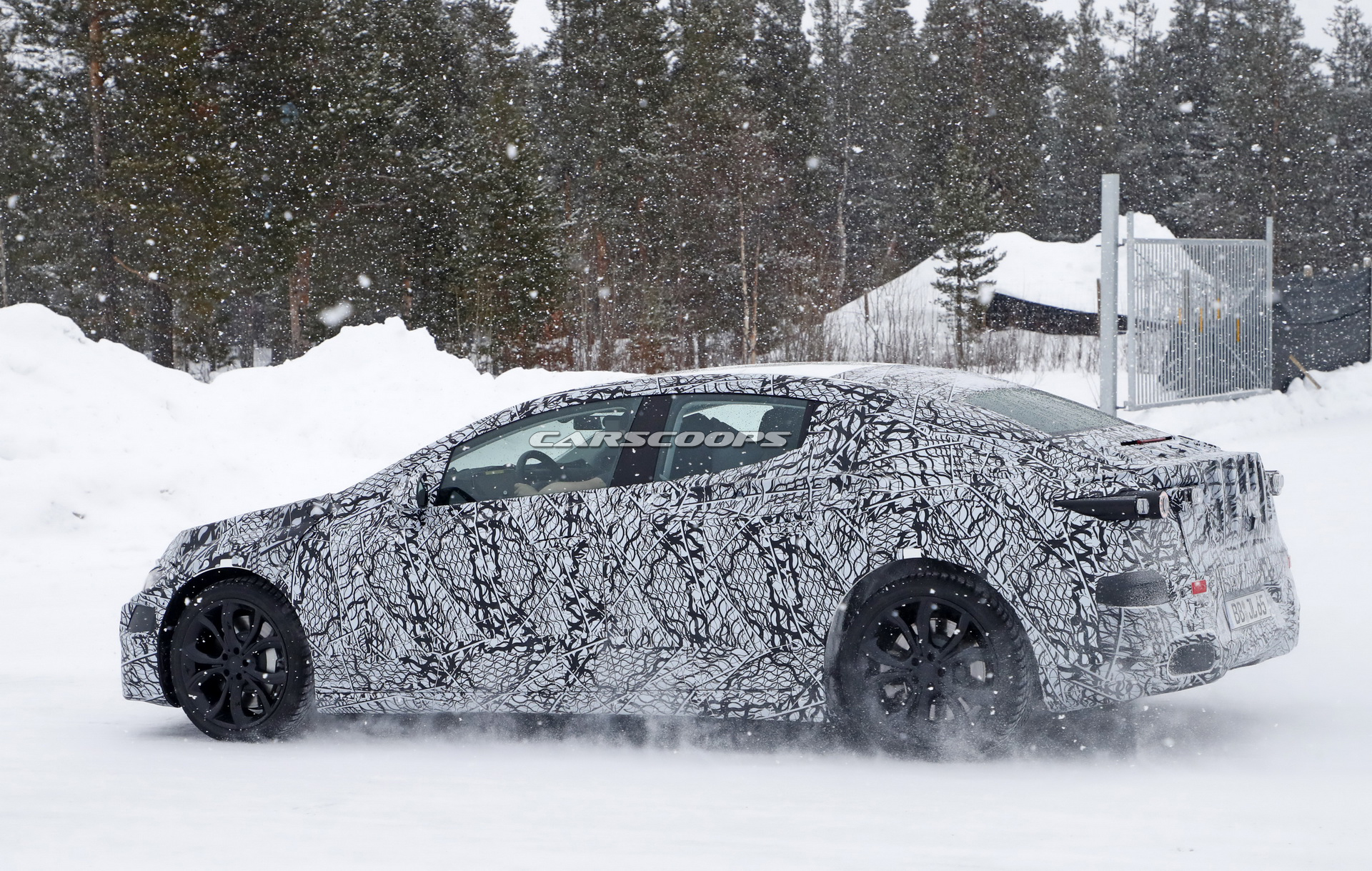 2022 Mercedes-Benz EQE kamuflajlı olarak görüntülendi!