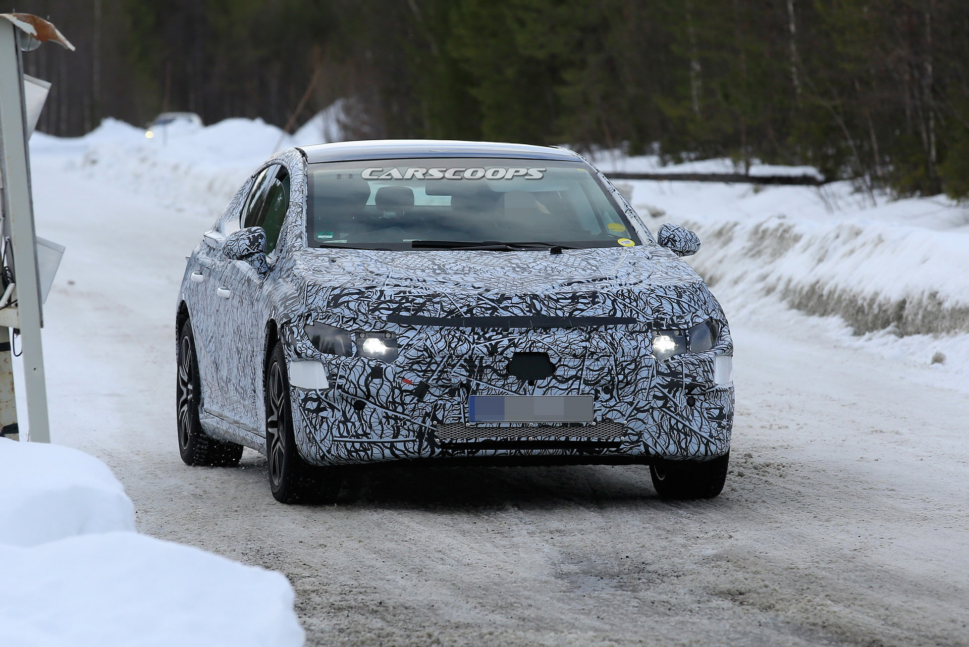 2022 Mercedes-Benz EQE kamuflajlı olarak görüntülendi!