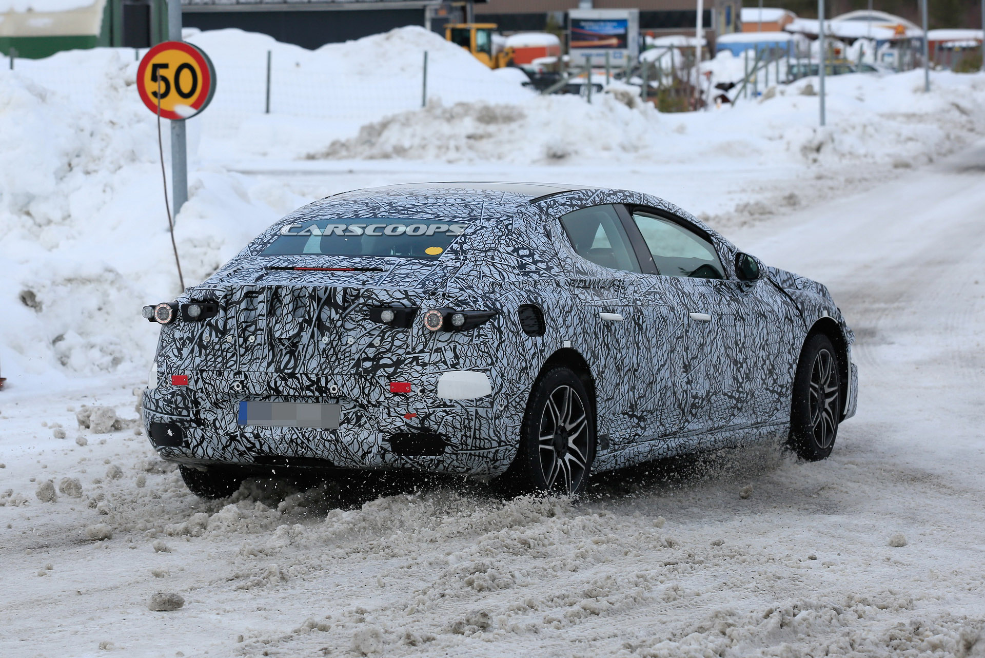 2022 Mercedes-Benz EQE kamuflajlı olarak görüntülendi!