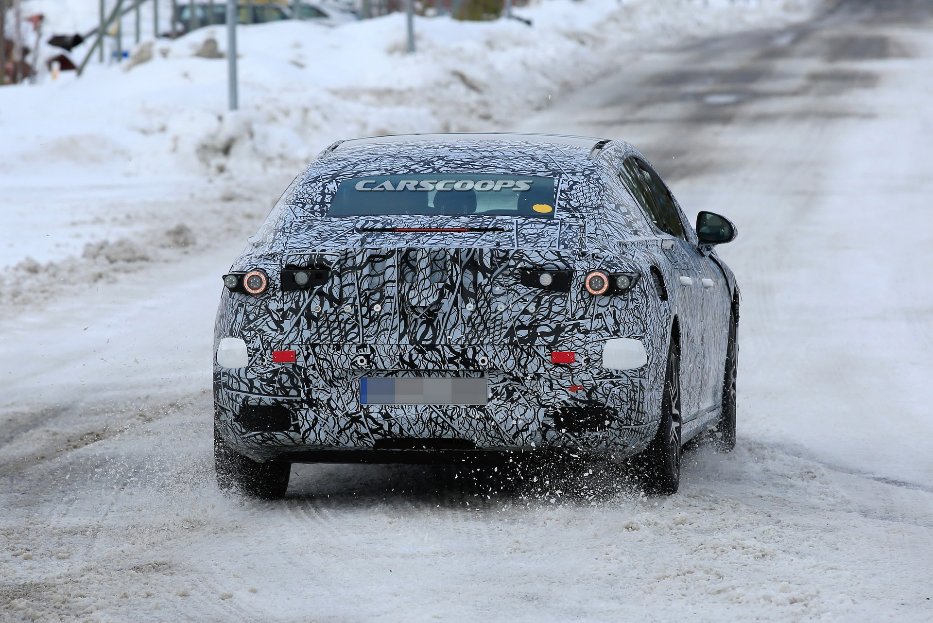 2022 Mercedes-Benz EQE kamuflajlı olarak görüntülendi!