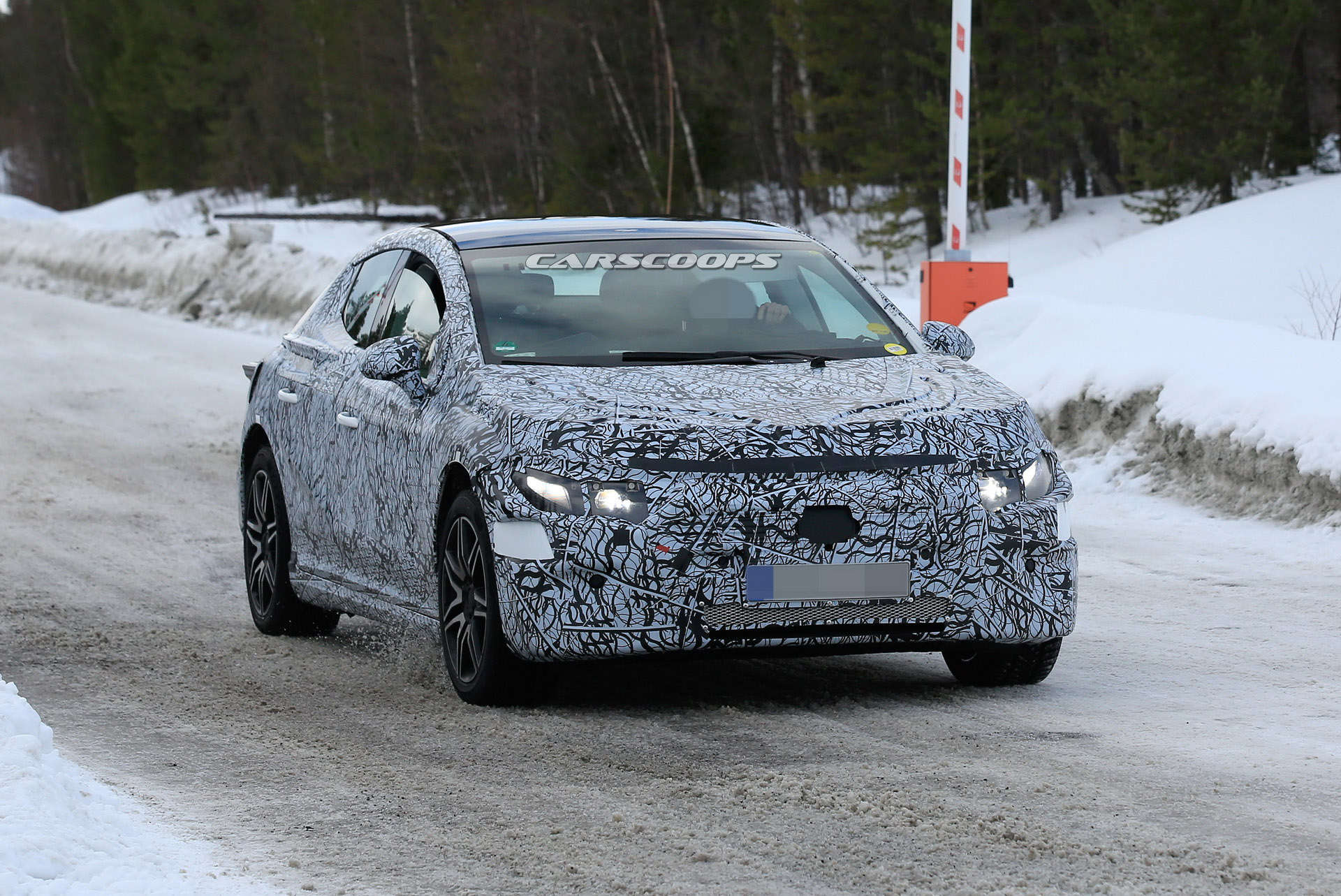 2022 Mercedes-Benz EQE kamuflajlı olarak görüntülendi!