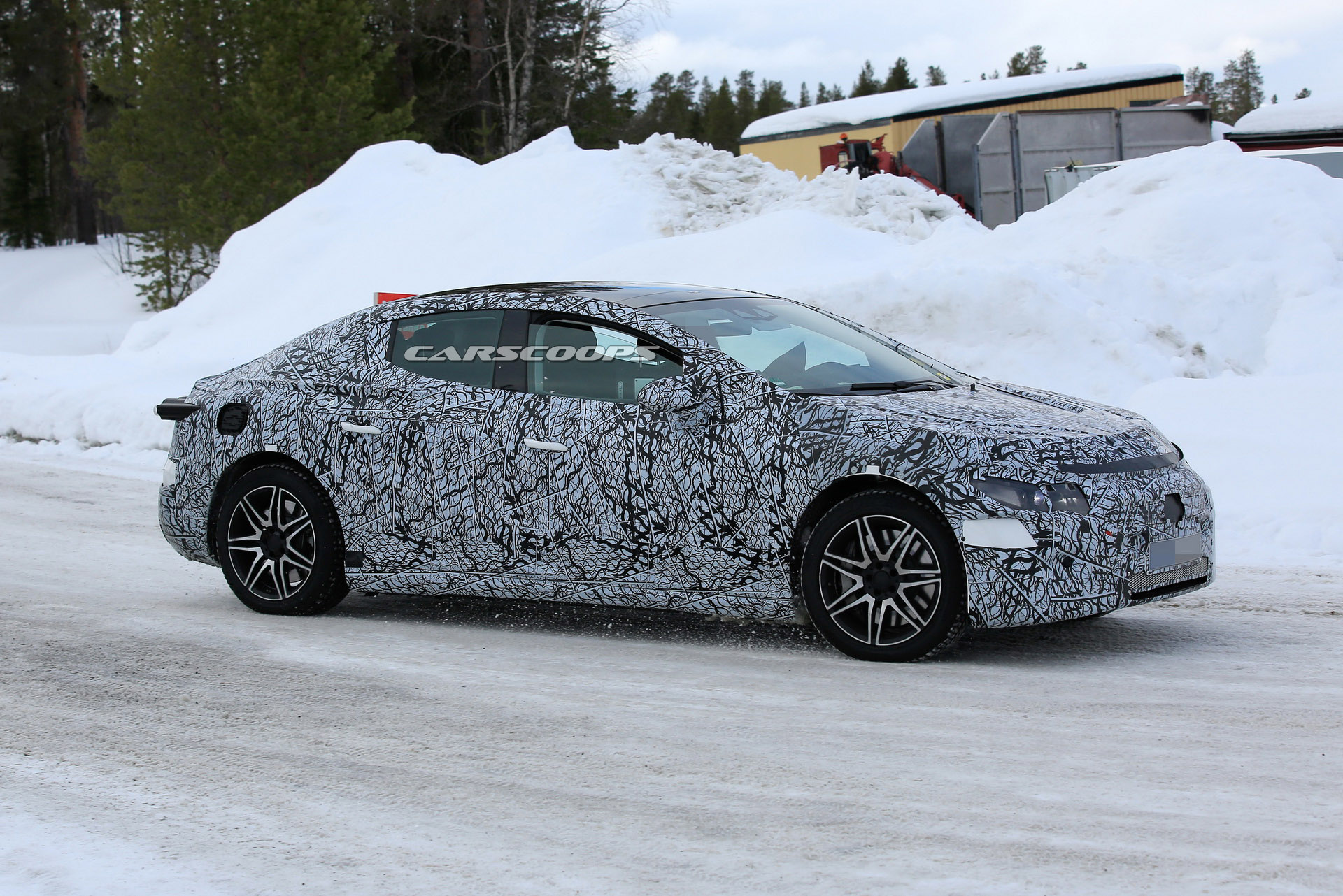 2022 Mercedes-Benz EQE kamuflajlı olarak görüntülendi!