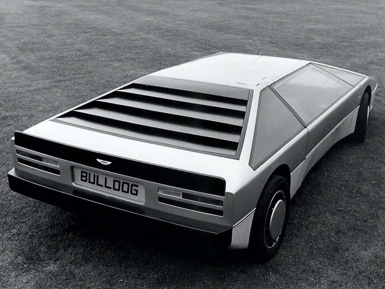 Aston Martin Bulldog: Pek bilinmeyen, ortadan motorlu prototip