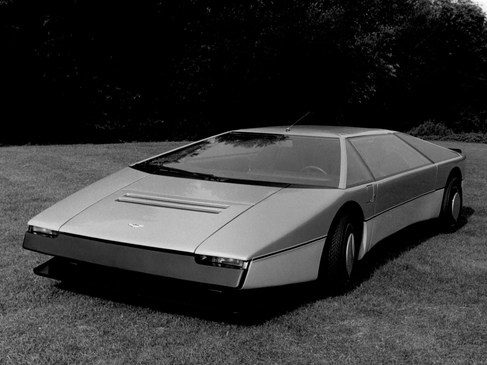 Aston Martin Bulldog: Pek bilinmeyen, ortadan motorlu prototip