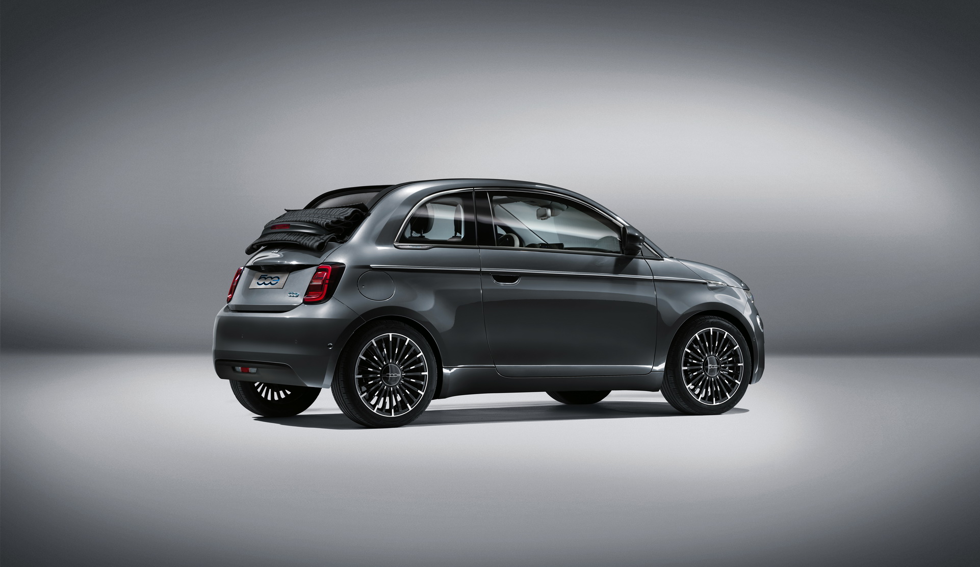 Yeni Fiat 500, elektrikli motor seçeneğiyle 320 km menzil vadediyor!