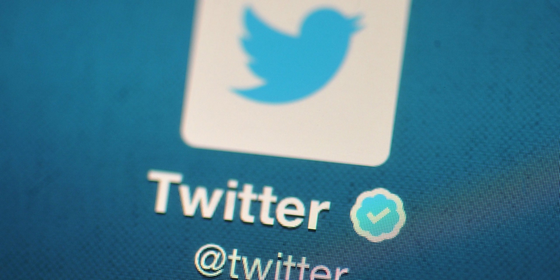 Twitter sağlık uzmanlarının hesaplarını doğrulayacak! LONDON, ENGLAND - NOVEMBER 07: In this photo illustration, The Twitter logo is displayed on a mobile device as the company announced it's initial public offering and debut on the New York Stock Exchange on November 7, 2013 in London, England. Twitter went public on the NYSE opening at USD 26 per share, valuing the company's worth at an estimated USD 18 billion. (Photo by Bethany Clarke/Getty Images)