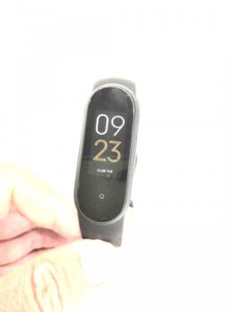 Xiaomi Mi Band 5 ve yeni şarj aletinin görüntüleri sızdırıldı!