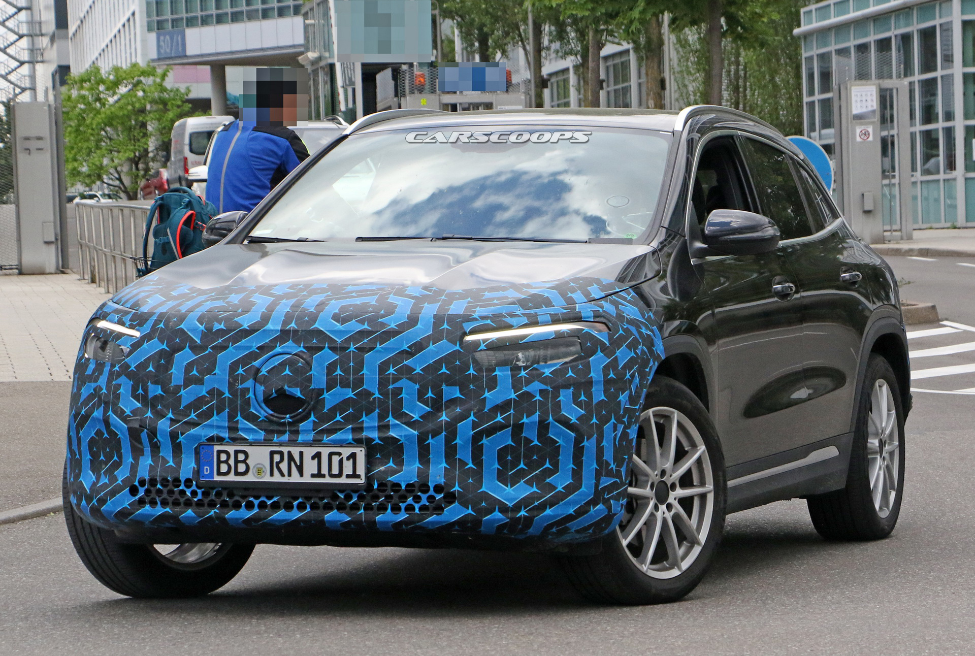 Elektrikli 2021 Mercedes EQA, hafif kamuflajıyla görüntülendi!