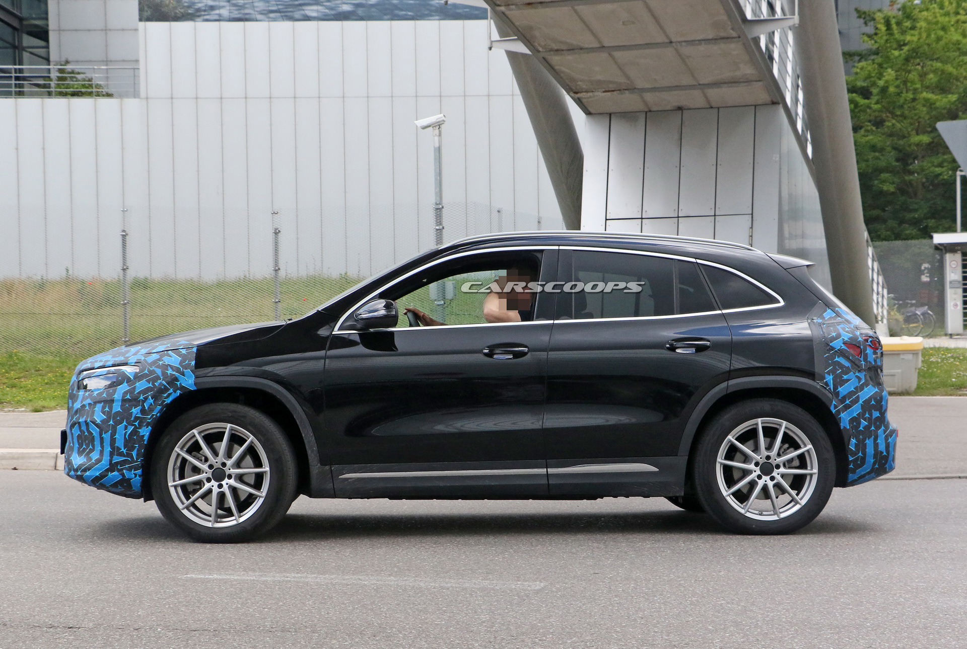 Elektrikli 2021 Mercedes EQA, hafif kamuflajıyla görüntülendi!