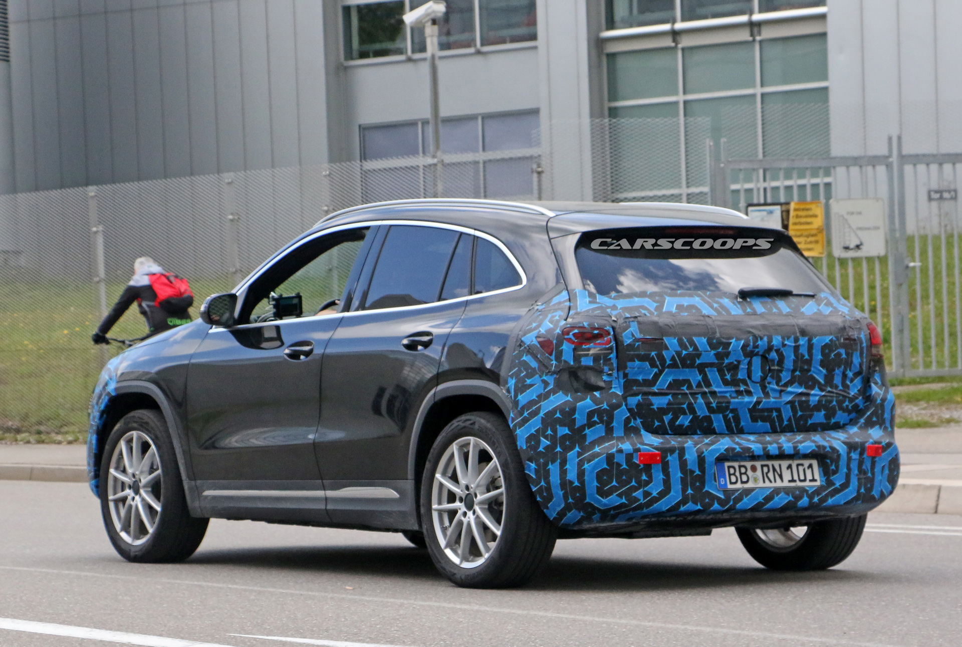 Elektrikli 2021 Mercedes EQA, hafif kamuflajıyla görüntülendi!