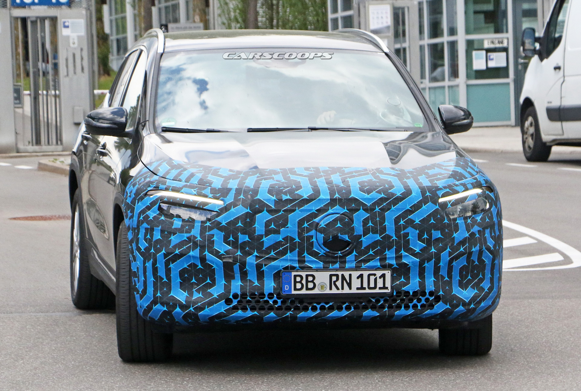 Elektrikli 2021 Mercedes EQA, hafif kamuflajıyla görüntülendi!