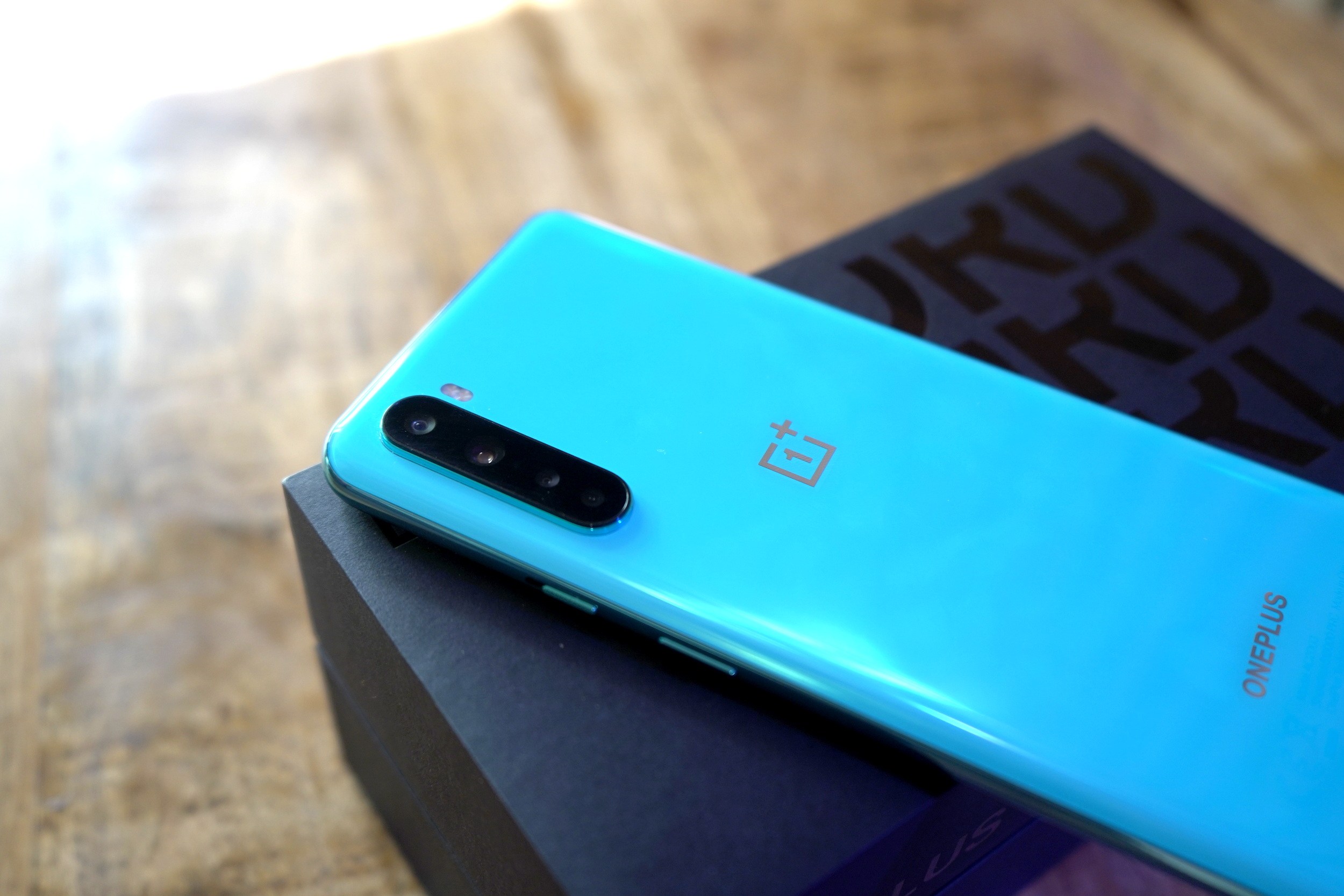OnePlus Nord, fiyat/performans iddiasıyla tanıtıldı!