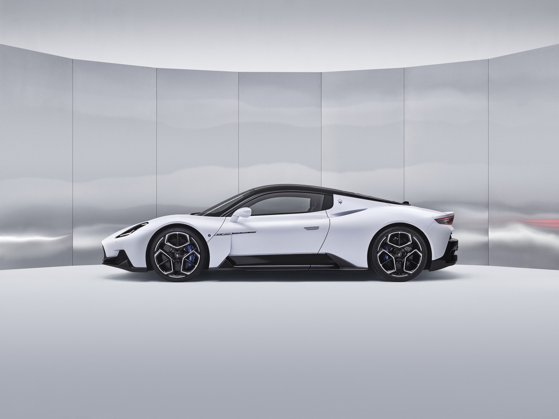 Maserati'nin ortadan motorlu canavarı MC20 tanıtıldı!