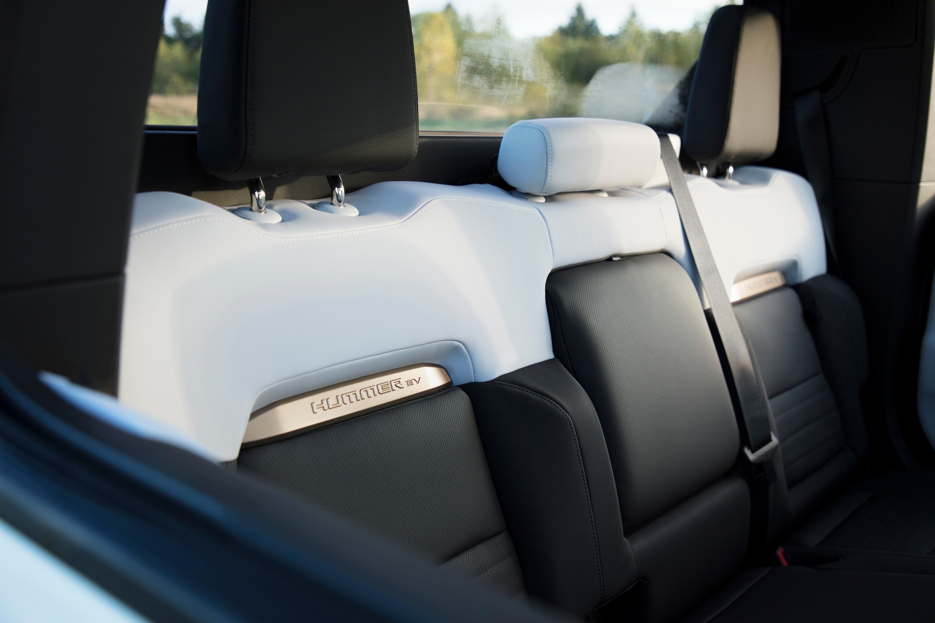 Efsane isim, elektriklenerek geri döndü: GMC Hummer!