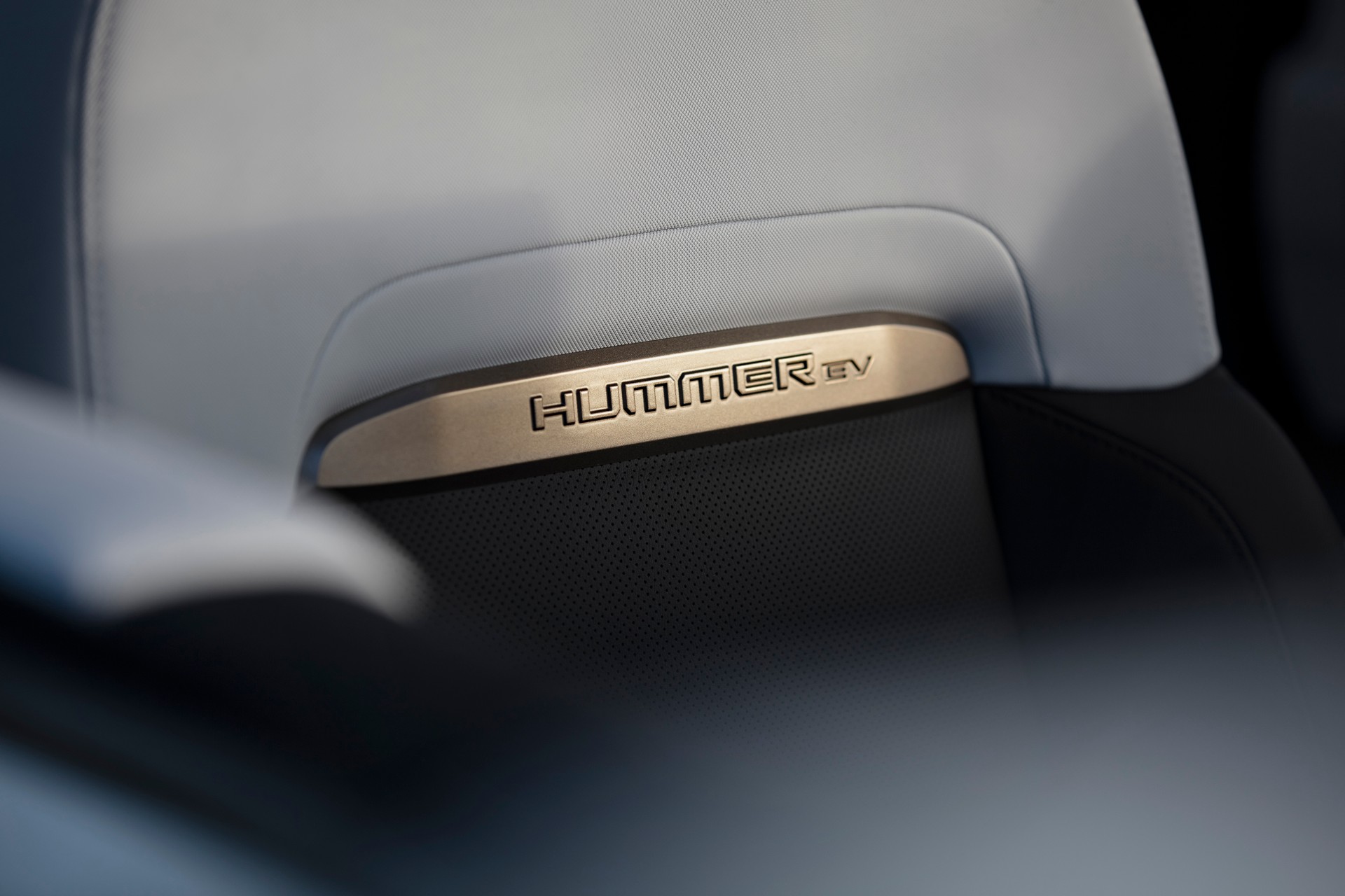 Efsane isim, elektriklenerek geri döndü: GMC Hummer!