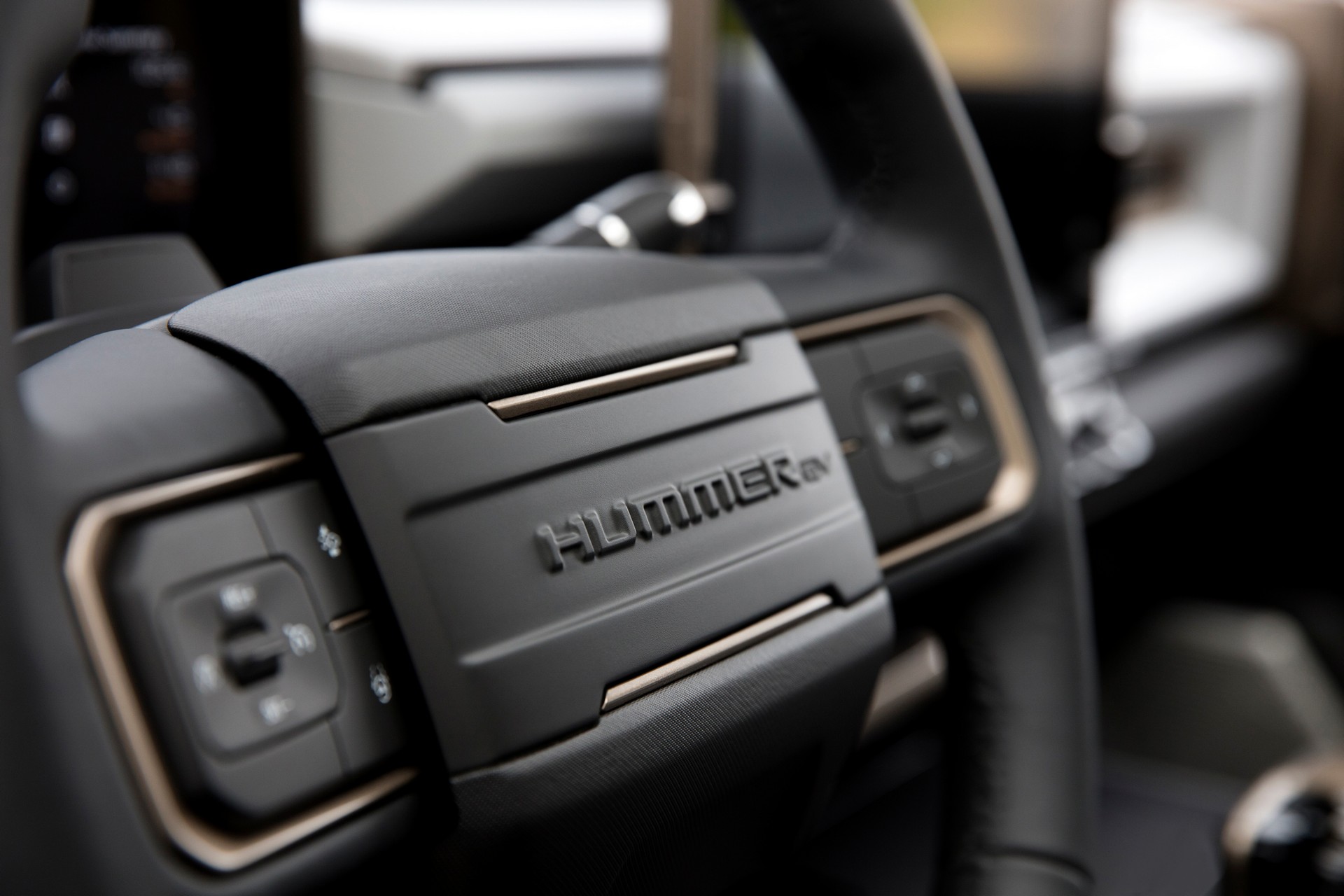 Efsane isim, elektriklenerek geri döndü: GMC Hummer!
