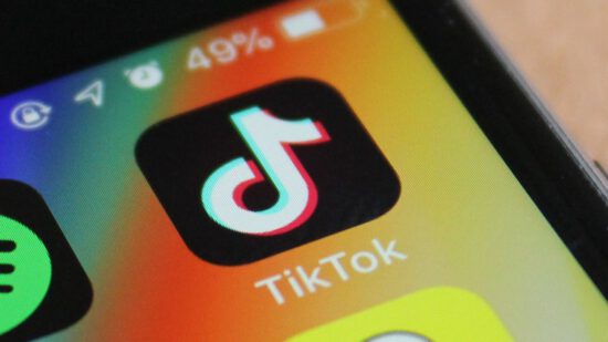 TikTok, 18 yaşın altındaki kullanıcılar için yeni düzenlemeler getirdi! tiktok
