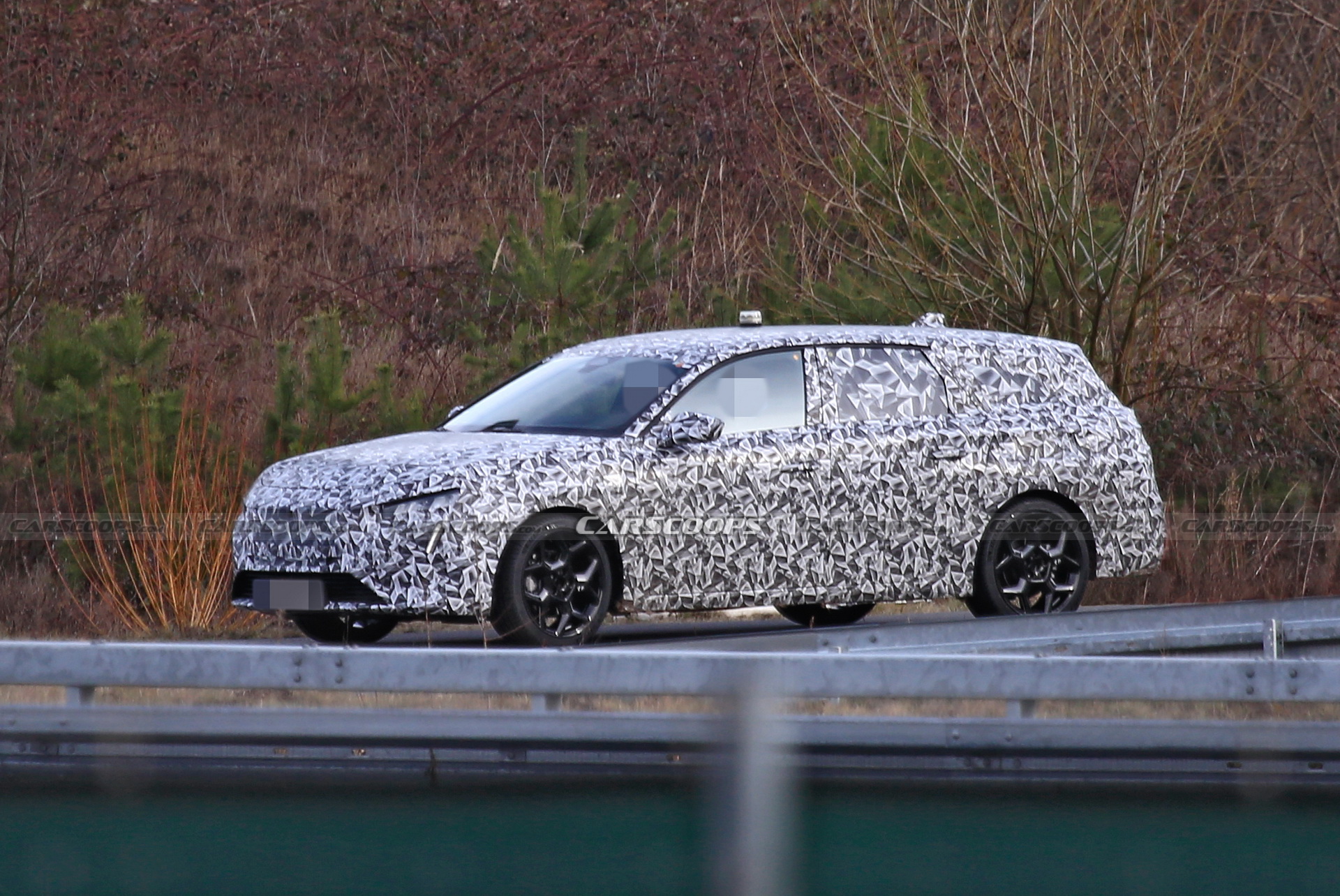 Yeni Peugeot 308, station gövdesiyle görüntülendi!