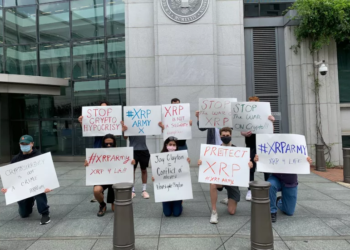 XRP topluluğu SEC binası önünde protesto yaptı!